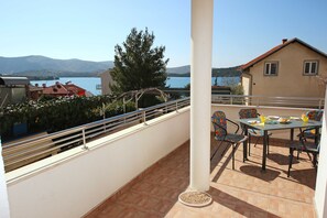 Outdoor dining - Apartments & Rooms Villa Petra - One Bedroom Apartment with Terrace - 2 (Žaboric)