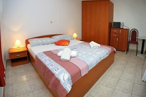1 habitación, acceso a internet y ropa de cama 