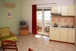 Kühlschrank, Herdplatte, Kochgeschirr/Geschirr/Besteck