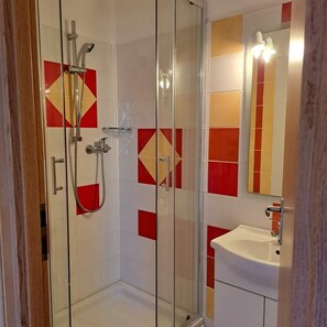 Dusche, kostenlose Toilettenartikel, Haartrockner, Handtücher