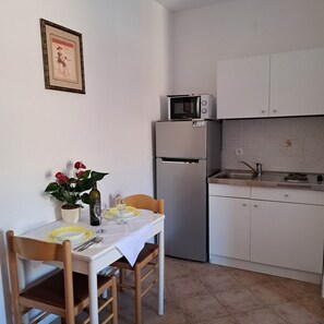 Kühlschrank, Mikrowelle, Herdplatte, Wasserkocher mit Kaffee-/Teezubehör