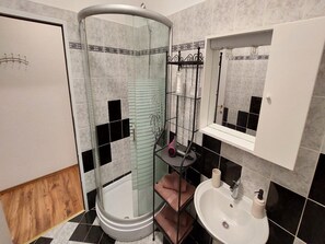 Bruser, hårtørrer, håndklæder