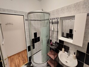 Chuveiro, secador de cabelo, toalhas de banho