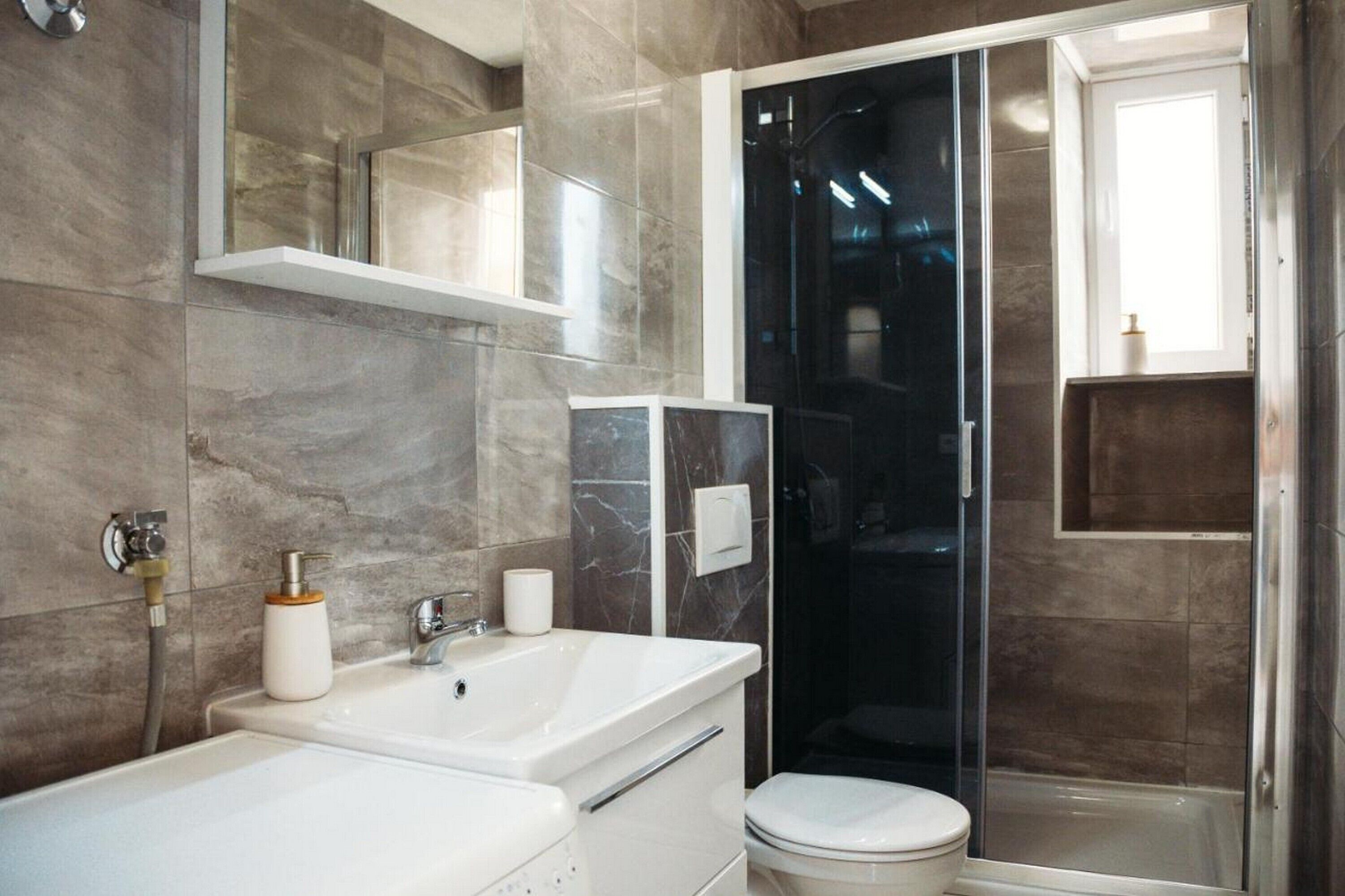 Douche, sèche-cheveux, serviettes fournies