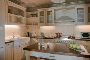 Een koelkast, een oven, een kookplaat, een vaatwasser