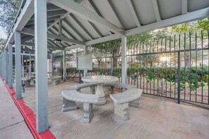 Outdoor dining - New! Modern • Family Friendly • The Desert Nest (sierra vista)
