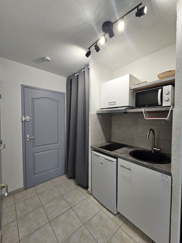 Réfrigérateur, micro-ondes, plaque de cuisson, cafetière/bouilloire