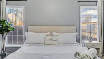 3 habitaciones, escritorio y tabla de planchar con plancha