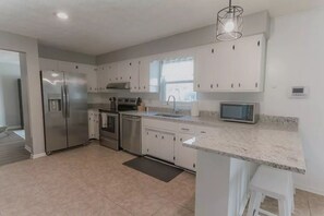 Mikrobølgeovn, ovn, kokeplater og oppvaskmaskin