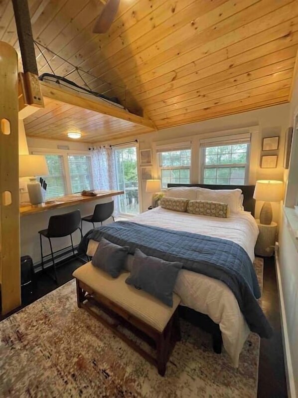 2 bedrooms, iron/ironing board, bed sheets - Cheerful Cottage with Loft Close to Everything 6 (Edgecomb)