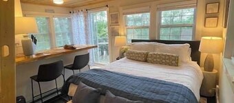 Cheerful Cottage with Loft Close to Everything 6