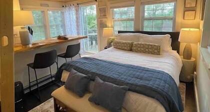 Cheerful Cottage with Loft Close to Everything 6