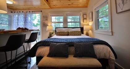 Cheerful Cottage with Loft Close to Everything 6