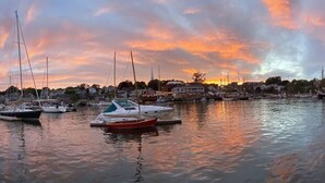 Un puerto deportivo con barcos amarrados al atardecer.