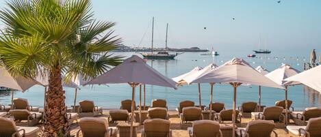 Playa privada, playa de arena blanca y bar en la playa