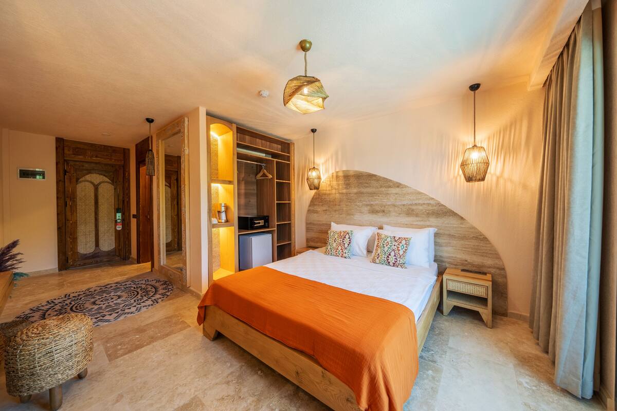 Deluxe Room With Sea View | 高級寢具、迷你吧、客房內保險箱、書桌