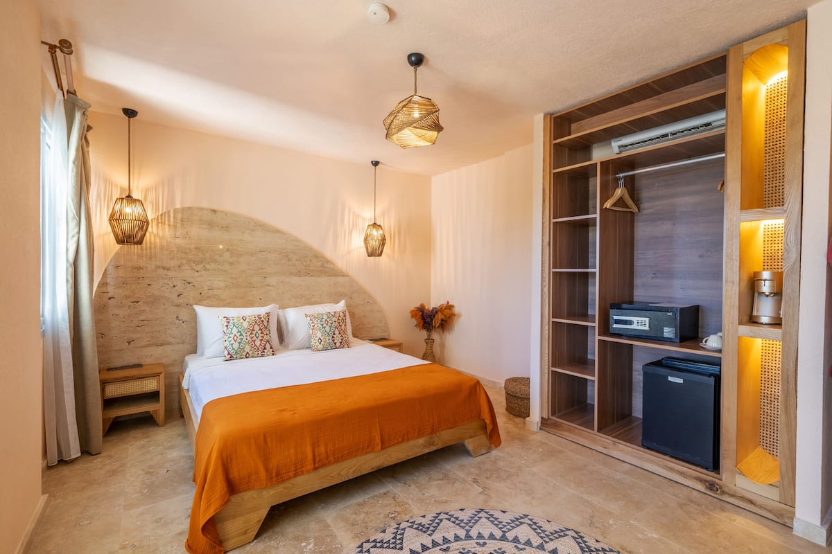2 bedrooms, premium bedding, minibar, in-room safe