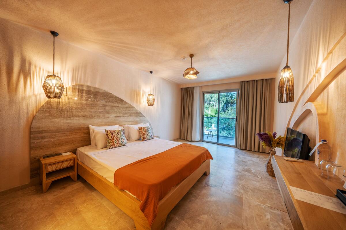 Deluxe Room Balcony | 高級寢具、迷你吧、客房內保險箱、書桌