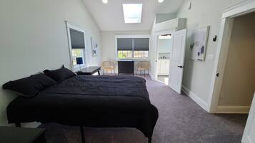 6 室のベッドルーム、デスク、WiFi (無料)