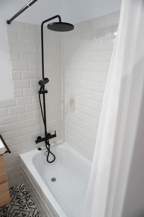 Dusche, Haartrockner, Handtücher