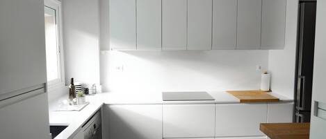 Jääkaappi, mikroaaltouuni, uuni, astianpesukone