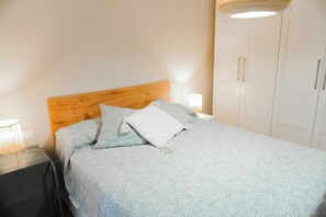 2 habitaciones, tabla de planchar con plancha y cuna de viaje 