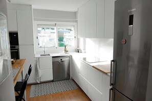 Kühlschrank, Mikrowelle, Ofen, Geschirrspüler