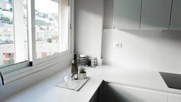 Een koelkast, een magnetron, een oven, een kookplaat