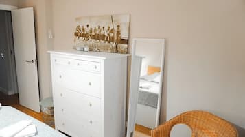 2 slaapkamers, een strijkplank/strijkijzer, reisbedje, gratis wifi