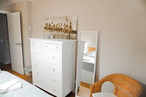 2 bedrooms, iron/ironing board, travel cot, free WiFi