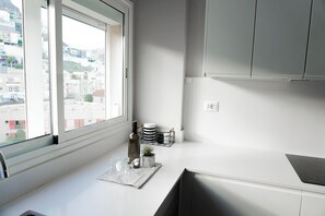 Réfrigérateur, four à micro-ondes, un four, lave-vaisselle