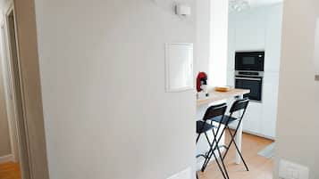 Een koelkast, een microgolfoven, een oven, een vaatwasser