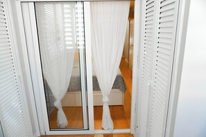 2 quartos, ferros/tábuas de passar roupa, berço de viagem
