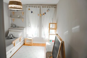 2 quartos, ferros/tábuas de passar roupa, berço de viagem