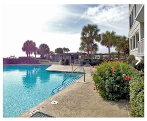 Alberca al aire libre y alberca climatizada