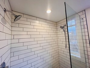 Shower, hair dryer, towels, soap - Blue Ridge Mountain Family Retreat (Asheville)