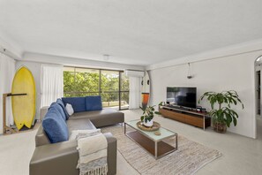 Living area - Peaceful getaway on the beach with stunning national park views (Burleigh Heads)