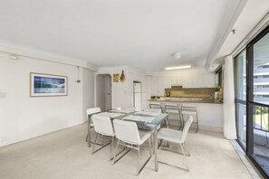 Dining - Peaceful getaway on the beach with stunning national park views (Burleigh Heads)