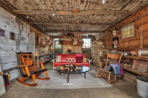 Télévision, cheminée, livres
