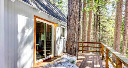 Hike, Fish & Explore: California Cabin w/ Deck!