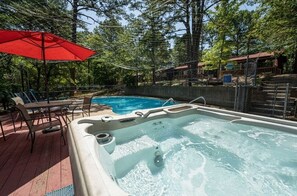Outdoor spa tub - Whispering Pines-Cabin near SDC (Branson)