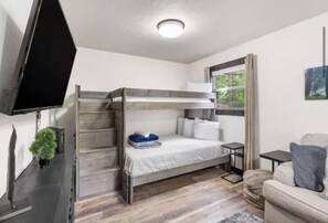 1 bedroom, WiFi, bed sheets - Whispering Pines-Cabin near SDC (Branson)