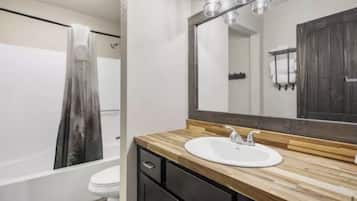 Combined shower/bathtub, hair dryer, towels