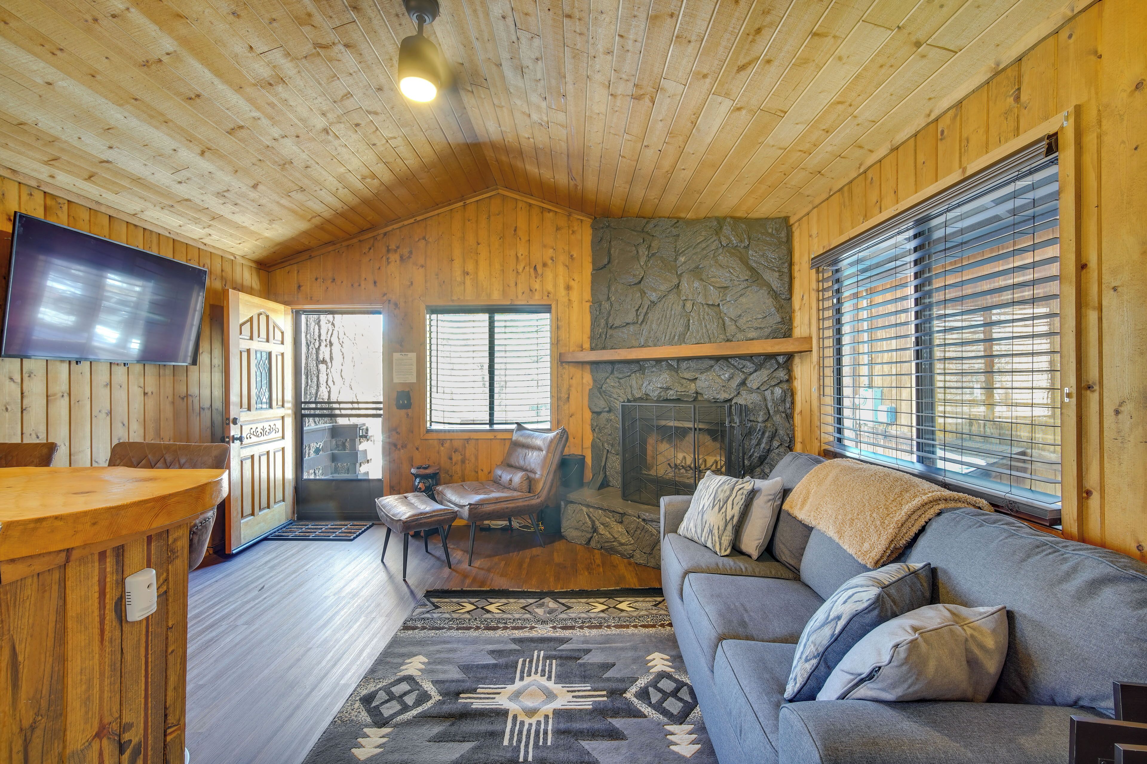 Sugarloaf Cabin w/ Arcade ~ 8 Mi to Big Bear Lake!