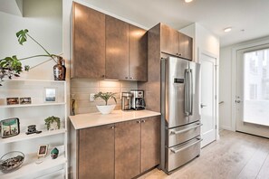 Réfrigérateur, four à micro-ondes, un four, surface de cuisson