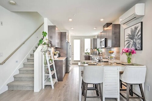 Modern Townhome in Ballard with Private Roof Deck