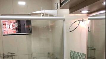 Een bidet, handdoeken, zeep, toiletpapier