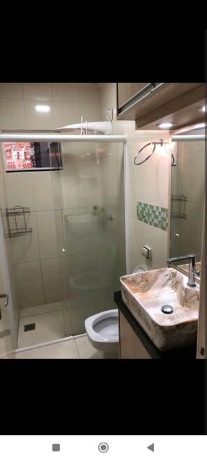 Een bidet, handdoeken, zeep, toiletpapier