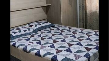 2 slaapkamers, een bureau, een strijkplank/strijkijzer, wifi