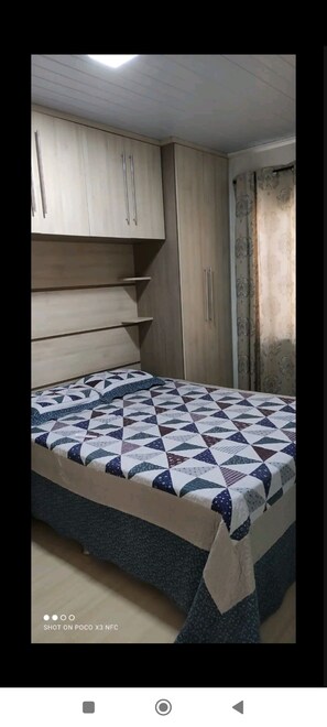 2 slaapkamers, een bureau, een strijkplank/strijkijzer, wifi